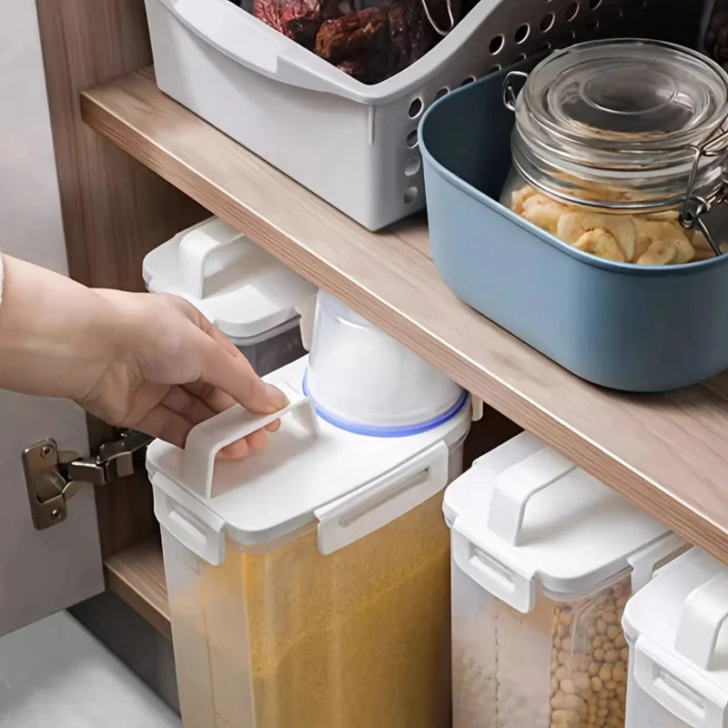 1PC sealed storage container 2.5L portable food storage box with lid suitable for storing grains, flour, rice in the kitchen